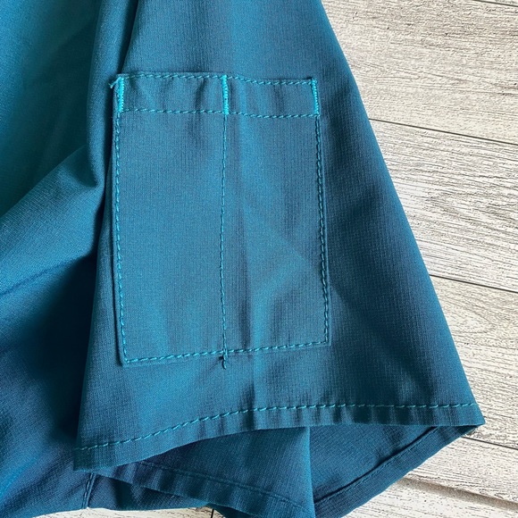 Carhartt Force Scrub Top Women’s Large Teal Blue Short Sleeve Pockets - Picture 6 of 7